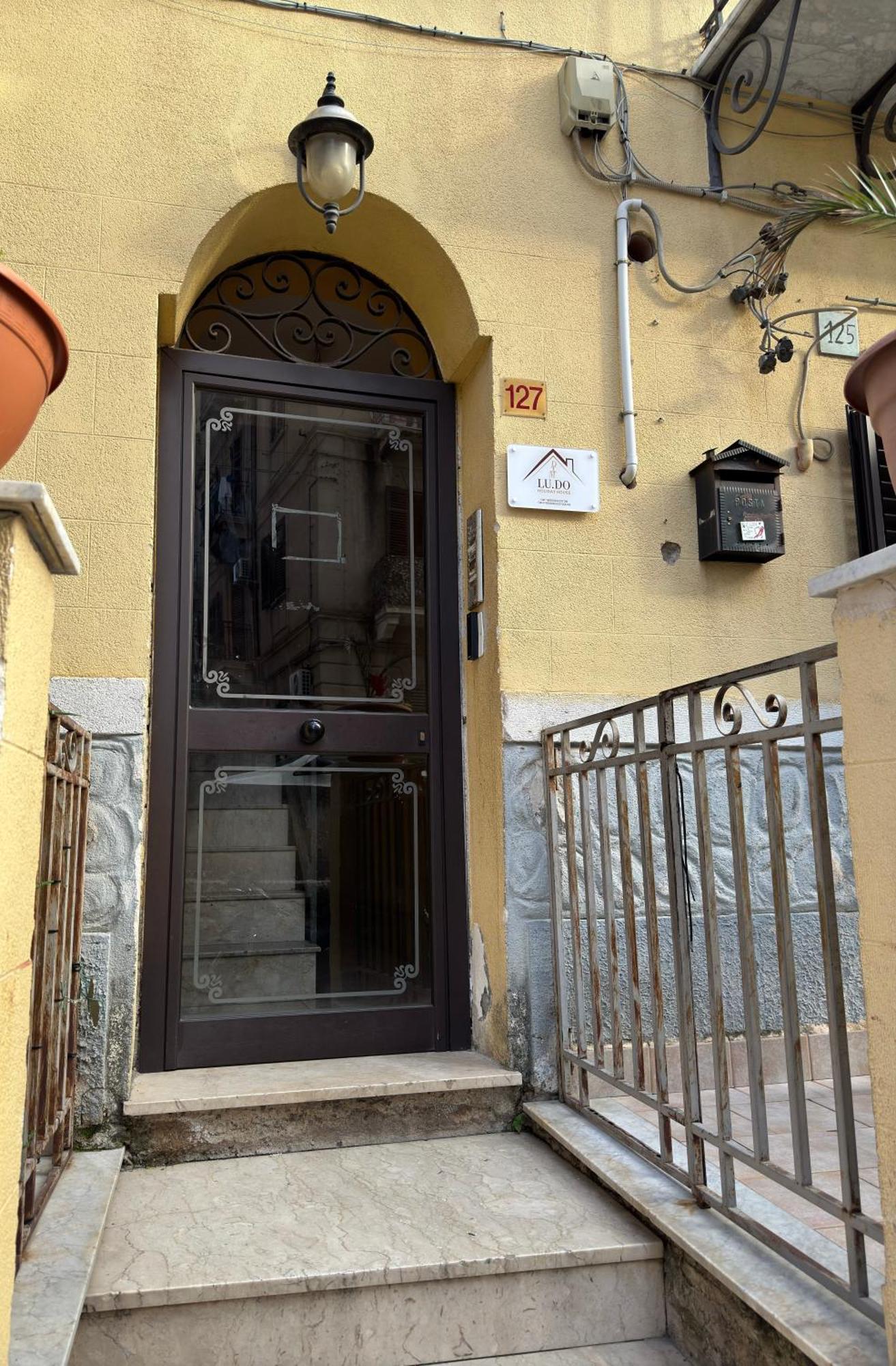 Ludo Holiday House - Charming Con Patio A Due Passi Dalla Cattedrale Палермо Екстериор снимка